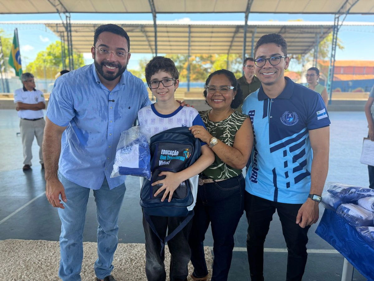 Prefeito Emanuel Brito realiza entrega de kits escolares