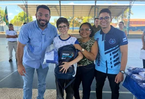 Prefeitura de Parnaíba realiza entrega de kits escolares e acompanha melhorias em quatro unidades da rede municipal