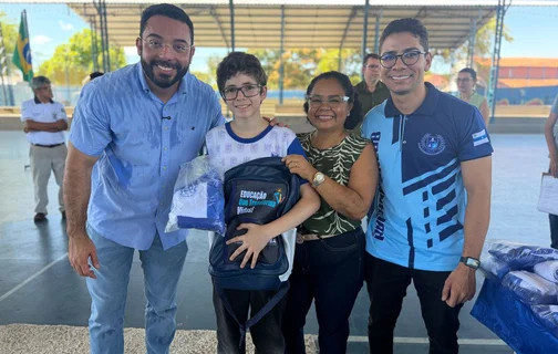 Prefeito Emanuel Brito realiza entrega de kits escolares