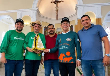 Prefeito Joãozinho Félix recebe imagem de Nossa Senhora de Nazaré em Campo Maior