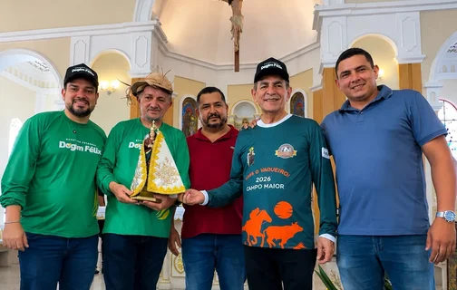 Prefeito recebe imagem de Nossa Senhora de Nazaré