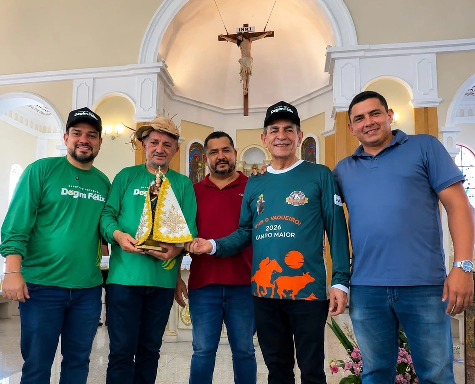 Prefeito recebe imagem de Nossa Senhora de Nazaré
