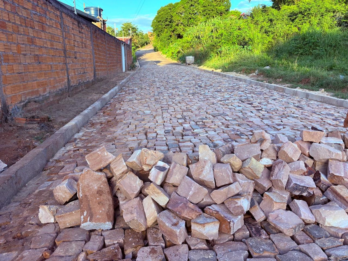 Prefeitura de Esperantina avança com obras de calçamento no Bairro Mão Santa e Morro da Chapadinha