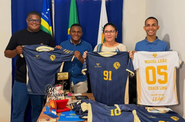 Miguel Leão entrega novos uniformes à equipe de vôlei