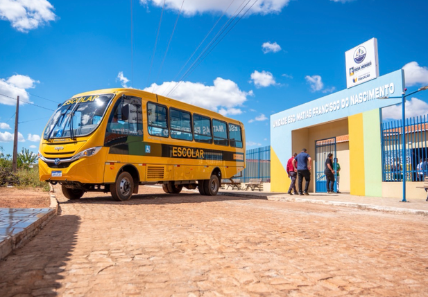 Prefeitura de Vera Mendes entrega novo ônibus escolar