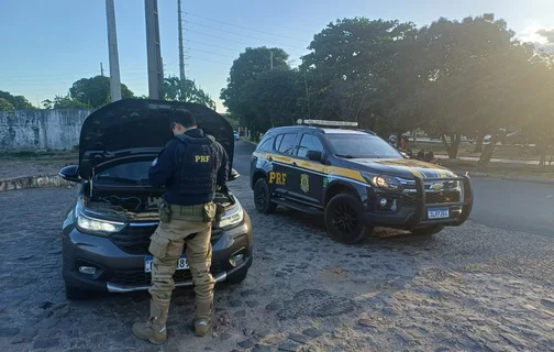 PRF recupera caminhonete adulterada e motocicleta irregular