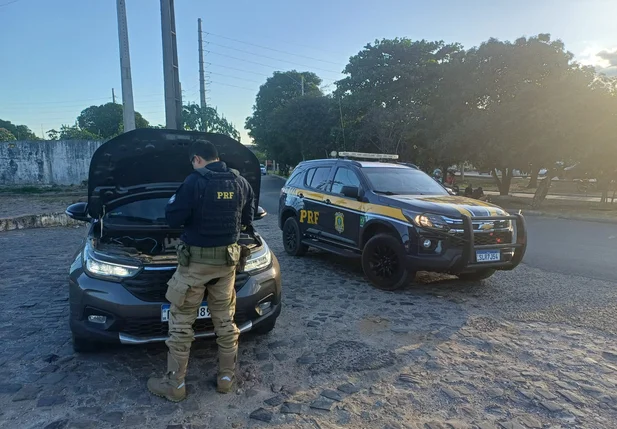 PRF recupera caminhonete adulterada e motocicleta irregular