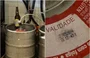 Produtos vencidos e cervejas diferentes do rótulo do barril de chopp