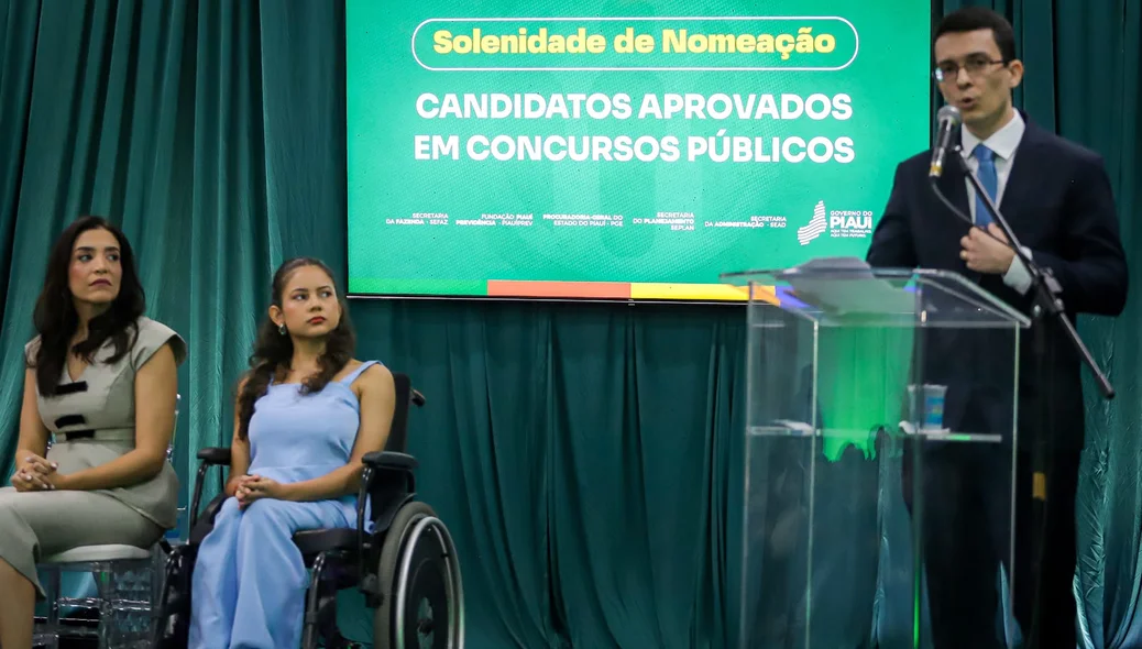 Representantes dos aprovados discursam durante a cerimônia, destacando o compromisso com a modernização da gestão pública
