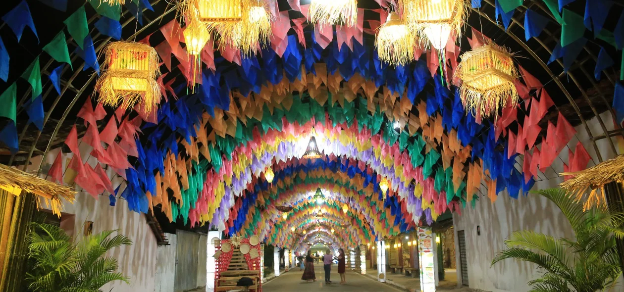 Rua decorada com bandeirolas coloridas e luminárias de palha anuncia o clima festivo do XXI Festival Cultural dos Cocais em São João do Arraial