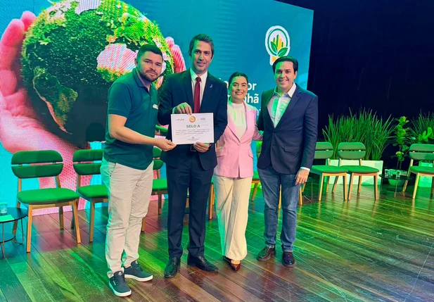 Sigefredo Pacheco recebe certificado do Selo A do ICMS Ecológico durante a Semana do Meio Ambiente