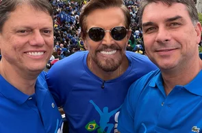 Tarcísio de Freitas, Estevam Hernandes e Flávio Bolsonaro