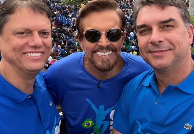 Tarcísio de Freitas, Estevam Hernandes e Flávio Bolsonaro