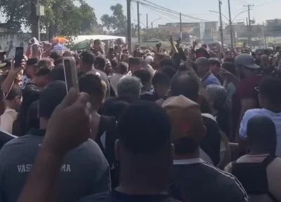 Torcedores do Vasco protestam em frente ao São Januário.