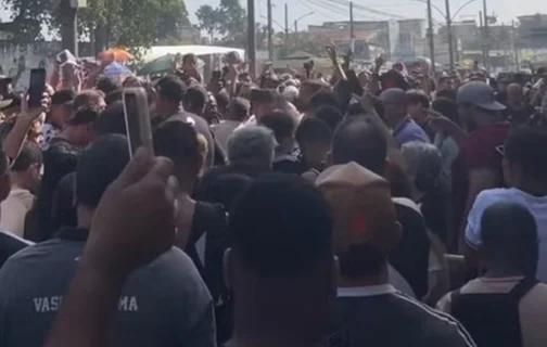 Torcedores do Vasco protestam em frente ao São Januário.