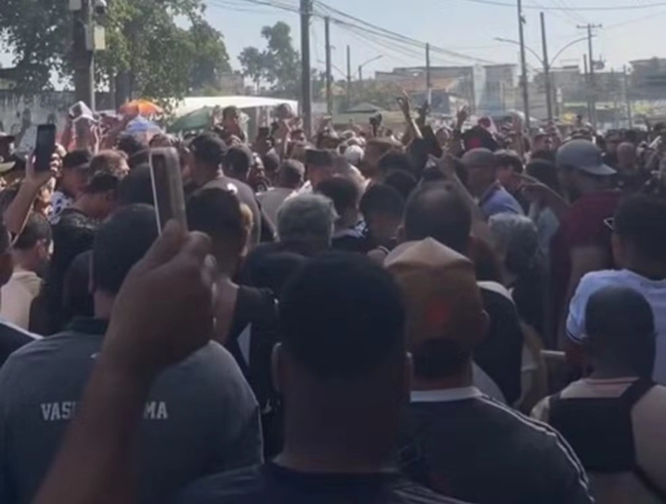 Torcedores do Vasco protestam em frente ao São Januário.