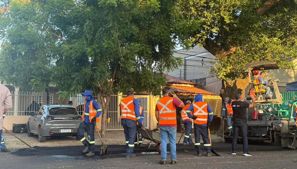 Trabalhadores das obras de pavimentação