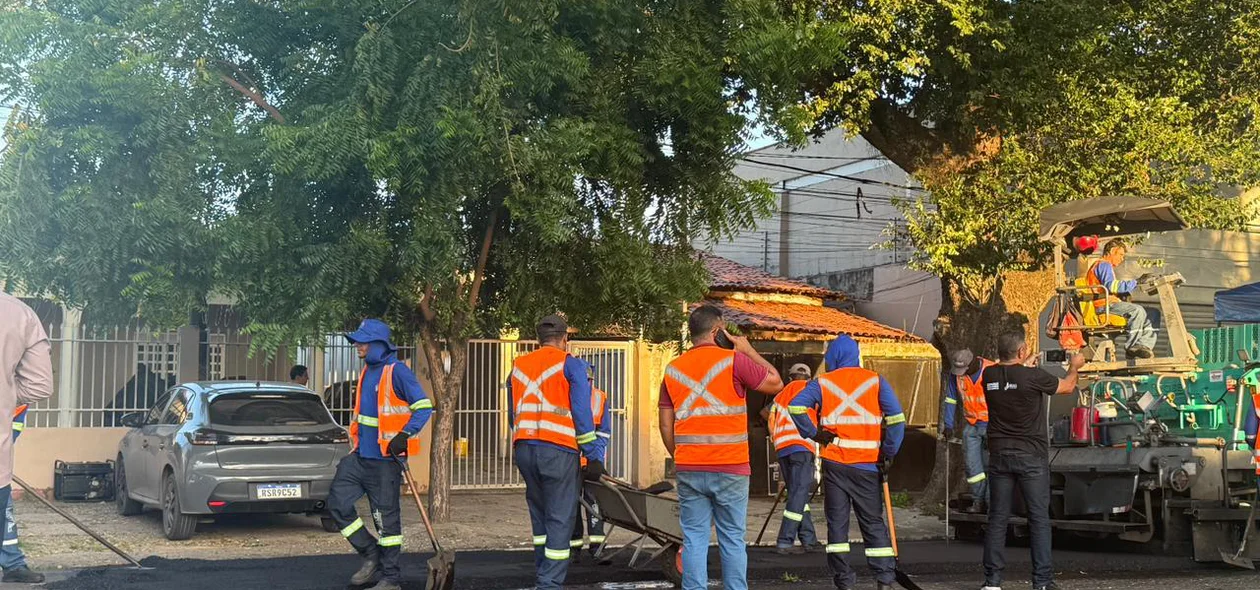 Trabalhadores das obras de pavimentação