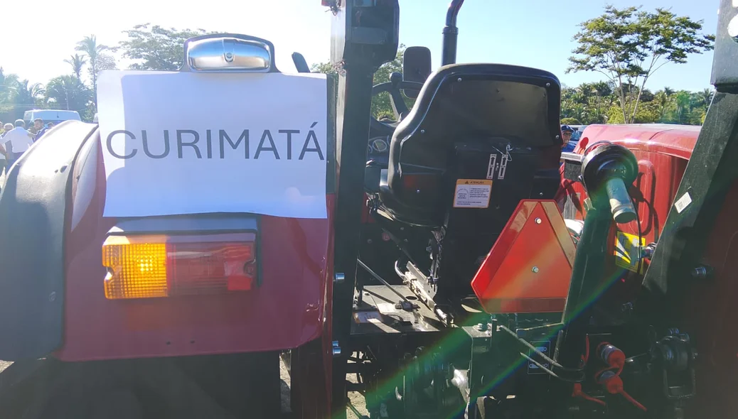 Trator entregue para a cidade