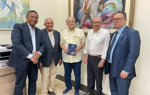 Vereador Geraldin e líderes evangélicos entregam convite ao prefeito para celebração dos 90 anos da Assembleia de Deus no Piauí