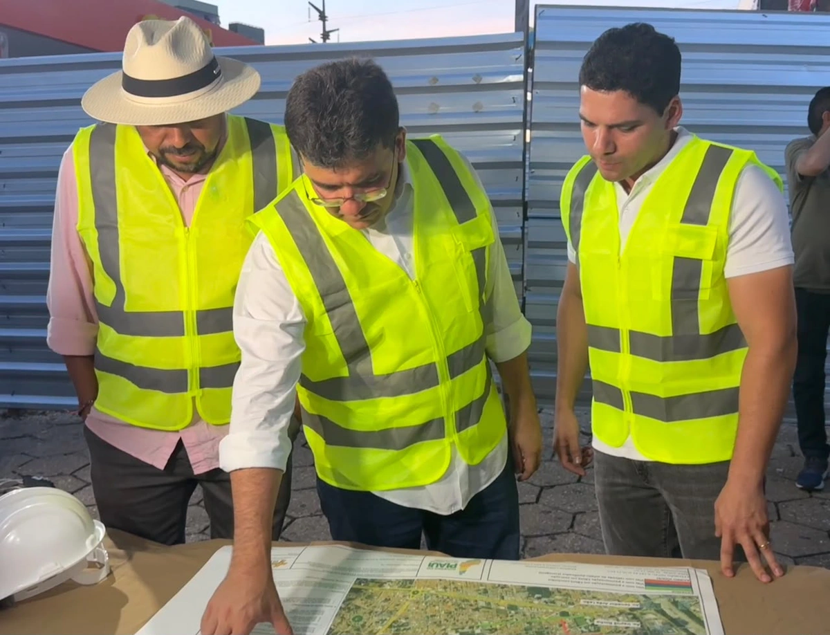 Vereador João Pereira, Rafael Fonteles e Leonardo Sobral em visita às obras de asfaltamento na zona leste de Teresina