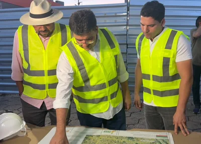 Vereador João Pereira, Rafael Fonteles e Leonardo Sobral em visita às obras de asfaltamento na zona leste de Teresina