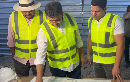 Vereador João Pereira, Rafael Fonteles e Leonardo Sobral em visita às obras de asfaltamento na zona leste de Teresina