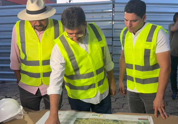 Vereador João Pereira, Rafael Fonteles e Leonardo Sobral em visita às obras de asfaltamento na zona leste de Teresina