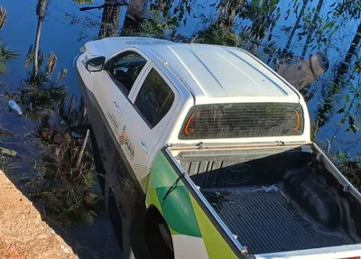 Viatura da Polícia Ambiental cai dentro de riacho na PI-212 entre Barras e Nossa Senhora dos Remédios