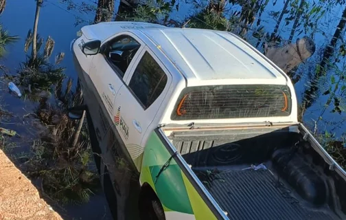 Viatura da Polícia Ambiental cai dentro de riacho na PI-212 entre Barras e Nossa Senhora dos Remédios