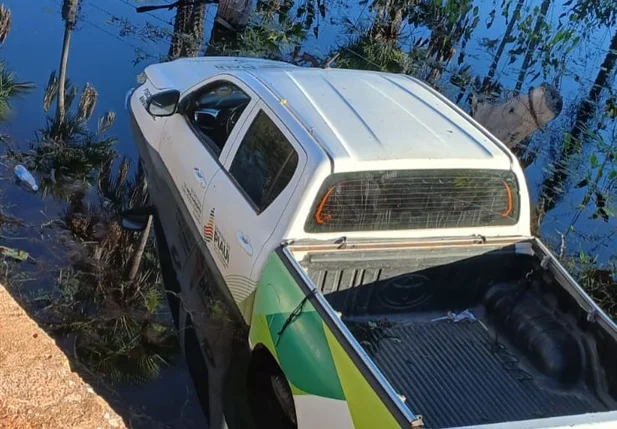 Viatura da Polícia Ambiental cai dentro de riacho na PI-212 entre Barras e Nossa Senhora dos Remédios