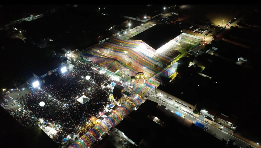 Vista aérea mostra a grandiosidade do Centro Cultural dos Cocais totalmente decorado e lotado para o maior evento junino do Piauí