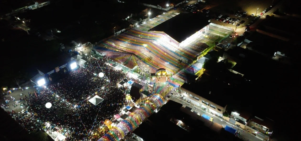 Vista aérea mostra a grandiosidade do Centro Cultural dos Cocais totalmente decorado e lotado para o maior evento junino do Piauí