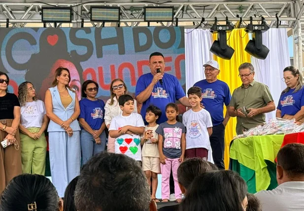 A abertura reuniu autoridades municipais