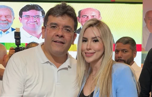 A delegada e pré-candidata, ao lado do governador Rafael Fonteles (PT), durante a Plenária da Segurança.