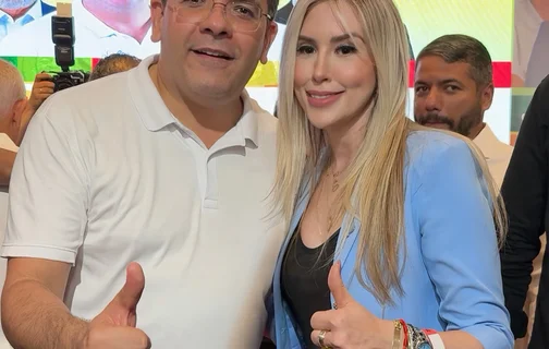 A delegada e pré-candidata, ao lado do governador Rafael Fonteles (PT), durante a Plenária da Segurança.