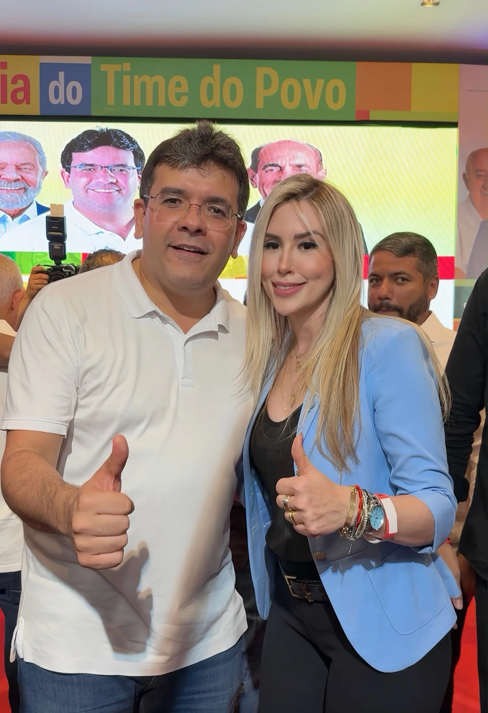 A delegada e pré-candidata, ao lado do governador Rafael Fonteles (PT), durante a Plenária da Segurança.