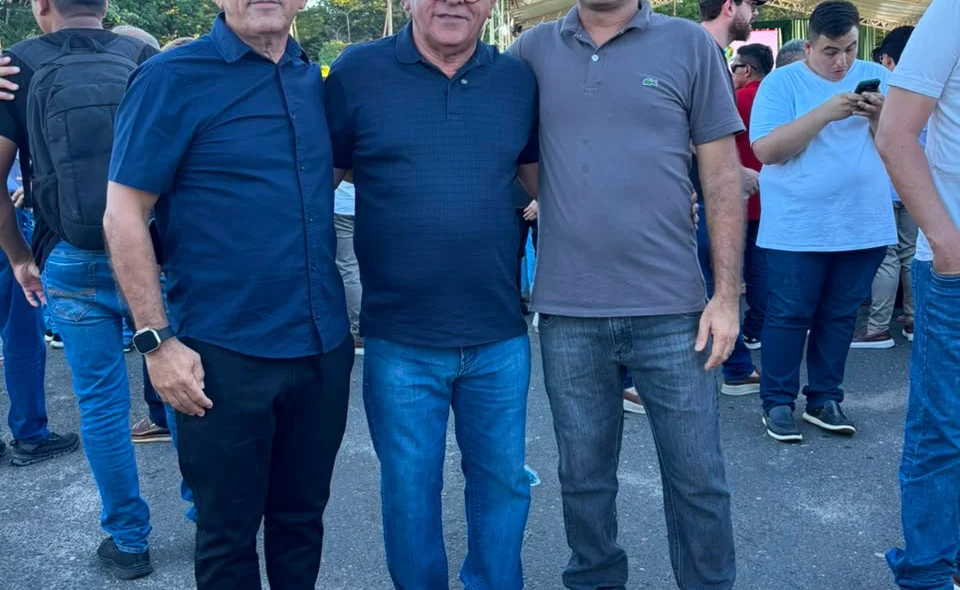 A entrega reuniu  secretários municipais