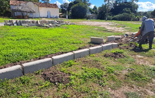 A obra está sendo executada por meio de recursos de emenda parlamentar do deputado estadual Limma