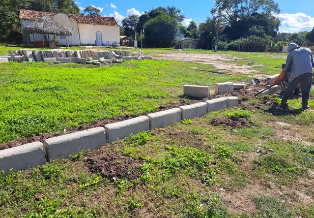 A obra está sendo executada por meio de recursos de emenda parlamentar do deputado estadual Limma