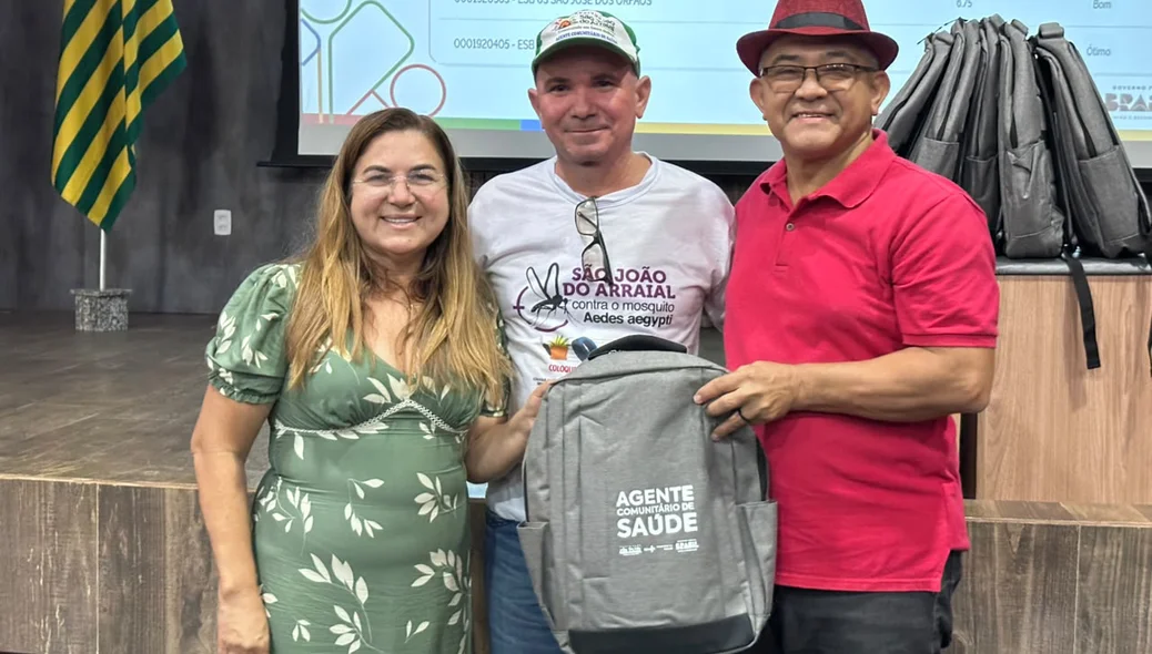 Abdoral Melo entrega kits a agentes de saúde
