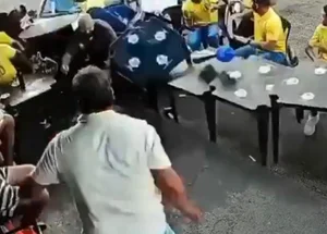 Adolescente pega carro escondido dos pais e atropela torcedores em bar de Patrocínio