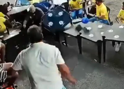 Adolescente pega carro escondido dos pais e atropela torcedores em bar de Patrocínio