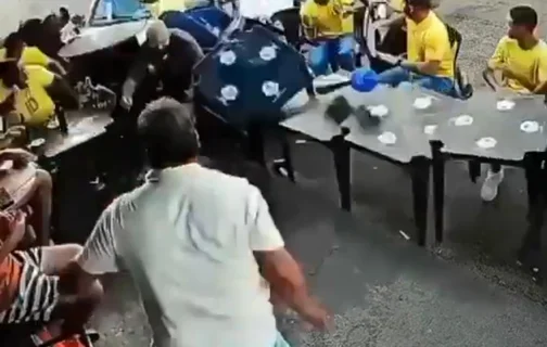 Adolescente pega carro escondido dos pais e atropela torcedores em bar de Patrocínio