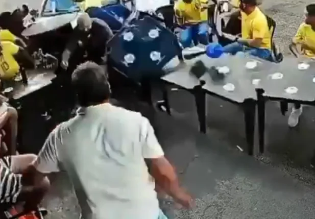 Adolescente pega carro escondido dos pais e atropela torcedores em bar de Patrocínio
