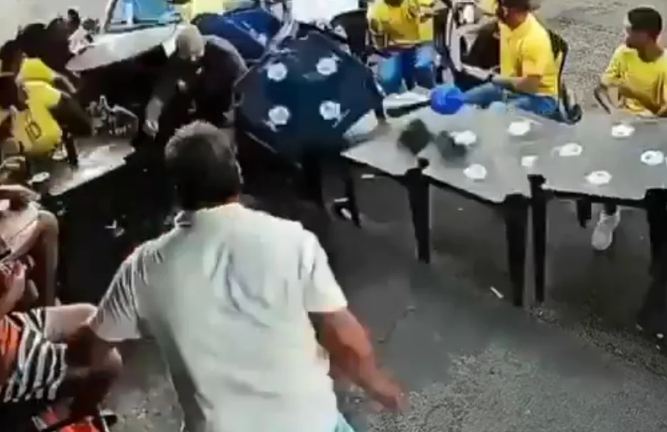 Adolescente pega carro escondido dos pais e atropela torcedores em bar de Patrocínio
