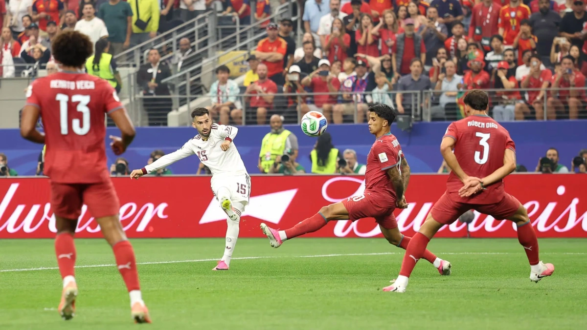 Álex Baena finaliza em direção ao gol de Portugal