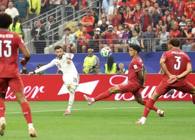 Álex Baena finaliza em direção ao gol de Portugal