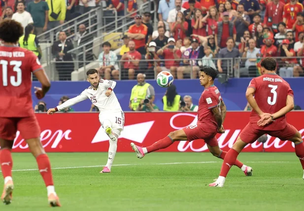 Álex Baena finaliza em direção ao gol de Portugal