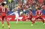Álex Baena finaliza em direção ao gol de Portugal